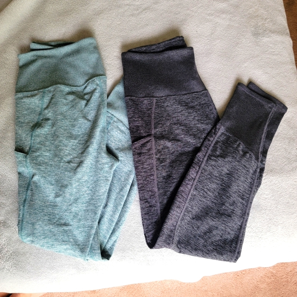 2 pairs of leggings